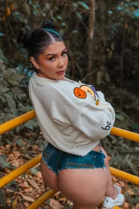 ThaliannaCollins_ Lets to PLay Pic 2