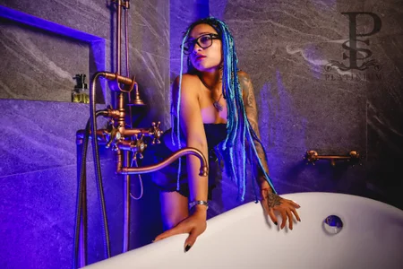 Eva_Lee_ How does the blue look on me? Pic 7