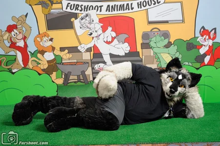 SlutPupWaya Public Immagine  5