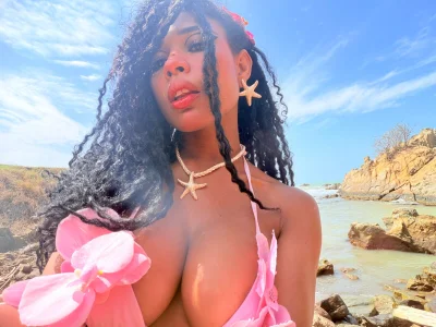 salomebenz on vacation on the beach slika 2