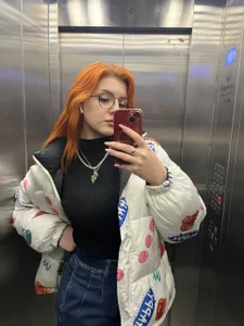 Chriss_Fox: photo in the elevator ( 5 фото)