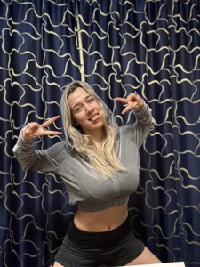 MaryBennetts Tits waiting for fingers to lose control 圖片 3