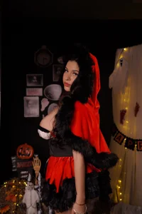 Iara_Smith1 the color of danger come closer 🎃 사진