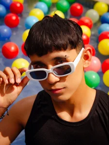 Thayler_jonesThe water’s not the only thing making me wet today… come closer and find out why. 😏💋💦 Bild