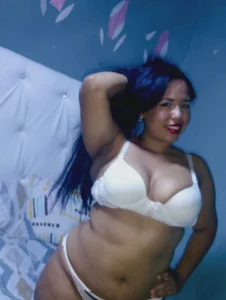 karimbrunette Public slika