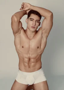 TianBrooks kullanıcısının Too close… or not close enough? 🔥😏 albümü -  9 fotoğraf