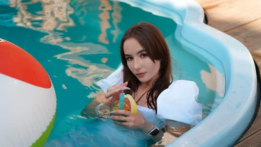 bbratz wet in pool Pic 8
