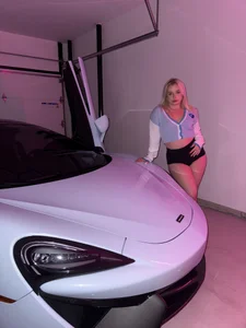 margot_robbie7 mclaren 🩵 Εικόνα 5