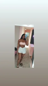 AnnaHot- Public Foto