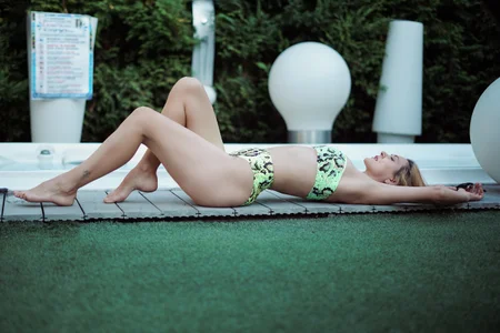 EllaMilf_ Outdoor Relaxation Billede 4