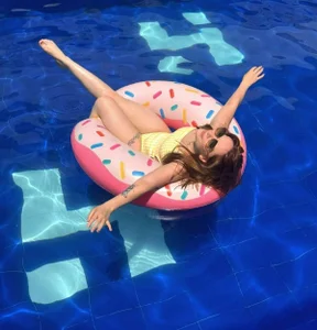 Floating happiness, a delicious day in the pool 👙💦 de sofi_graay_ Foto 4