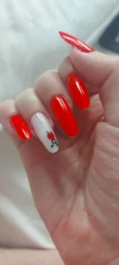 JuliaHunts Warning: these nails may cause butterflies and trouble 🐞💋 Foto 3
