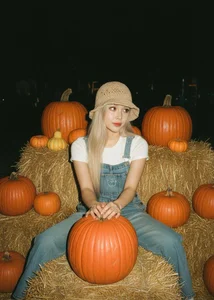 Between Glances 👁️ od ElsaDivine  snímek