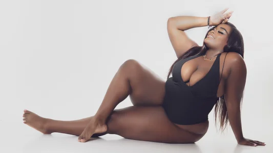 AdaBenneth All body type can be the perfect type Foto 3