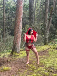 aisha_duque Not all wolves eat Little Red Riding Hood,some just watch her with desire🔥New photos session comin Bilde 4