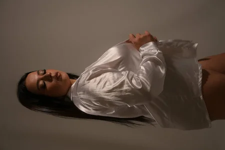 Nina_Blaze my satin shirt Bilde