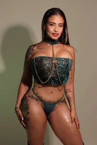 mssburbuja: Luck never looked so sexy 🍀 ( 2 фото)