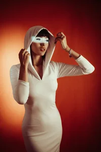 evamoretti me in white Bilde 2