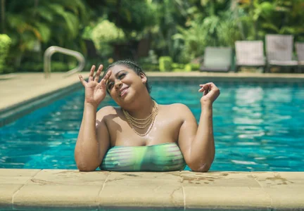 BiancaFollerachのgirl in the poolの枚の写真