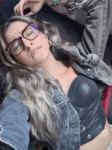 NIQUEILLA8 Which do you prefer? With or without glasses? รูป  3