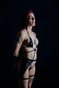 MelanieDeep Hot in Black Foto