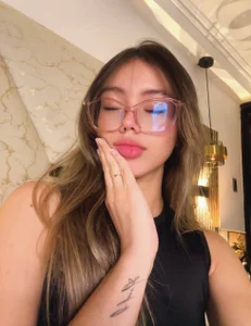 Abril_valen You’re effortlessly charming, and that’s rather dangerous Kuva 4