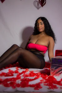 charlottebrowns_ Your new CHARLOTTE is here 💝😈😘 Foto 2