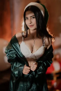 victoria_hernandez_t_のDo you want to see a cute Christmas elf?の 2枚の写真