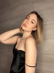 BootyTrishaのundress meの 4枚の写真