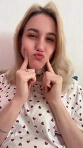 pinkhornyprincess Fooling around on the bed in my pajamas Foto 4