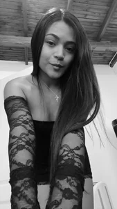 Ariaanaa_grey Public Pic 6