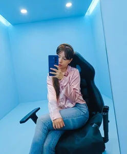 VioletaNova My blue background makes me look happier Foto 2