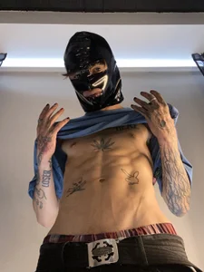 AcidMilo No mask takes away my identity. Although I'm forgetting who I was before I had her Billede