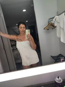 sexytattedbabe Out the shower Pic 2