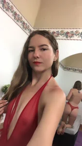 Angiehuston1 red slika 2