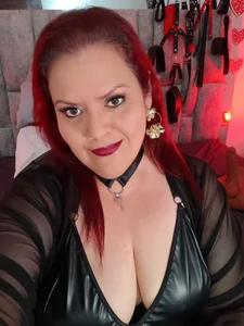 vanessa_mokaI want to be my ashtray, come serve me, good boy 🚬 Bild 4