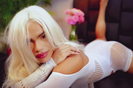 Salome_cor kullanıcısının the blonde in white albümü -  3 fotoğraf