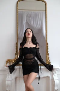 The lady in black🖤 od AnneCurtis  9 snímek