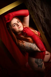 kimbrownnI love this red ❤ Bild 3