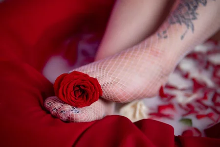 Issa_Clark01のI am your Valentine's gift🎀🔥の 3枚の写真