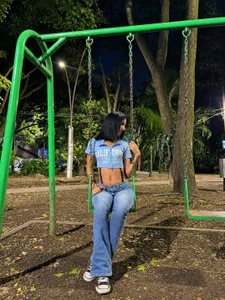 This black-haired girl caught everyone's attention in the park😋 od AlishOward35  4 snímek