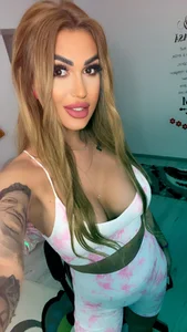 Nicol2NayaのSoft curves, bold lips & a playful vibe 💗✨の枚の写真