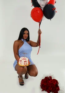 nashiira_ MY BIRTHDAY IS SOON, SHOULD WE CELEBRATE IT TOGETHER? 🍫🧁 Foto