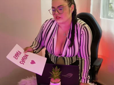 EmmaSymon sexy in the office Pic 3