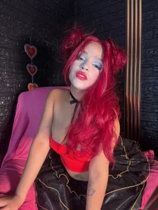 THE QUEEN OF HEARTS IS LOOKING FOR SOMEONE WHO LOVES HER de Serena_siren  3 Imagens