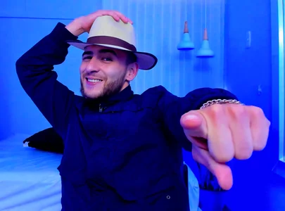 I love my hat!!! de Drako_Lamar  4 Imagens