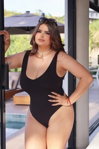 AlinnaJohnson I like summer and you? ☀️😎 Pic 2