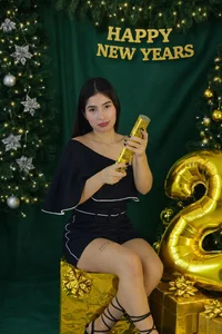 Natasha_Ferrec Shining to Say Goodbye to the Year🎁⭐ Pic