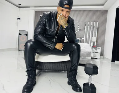 the master dressed in shiny leather de master_leather  9 Imagens