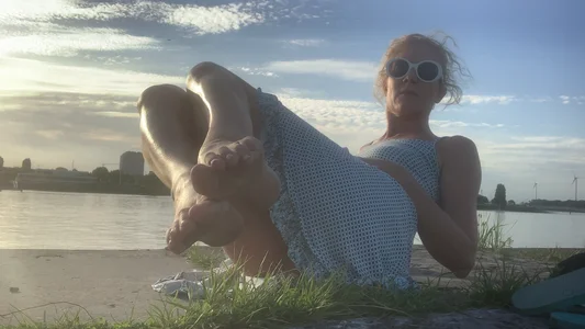 Lola_Belgium Barefoot by sunset Pic 4